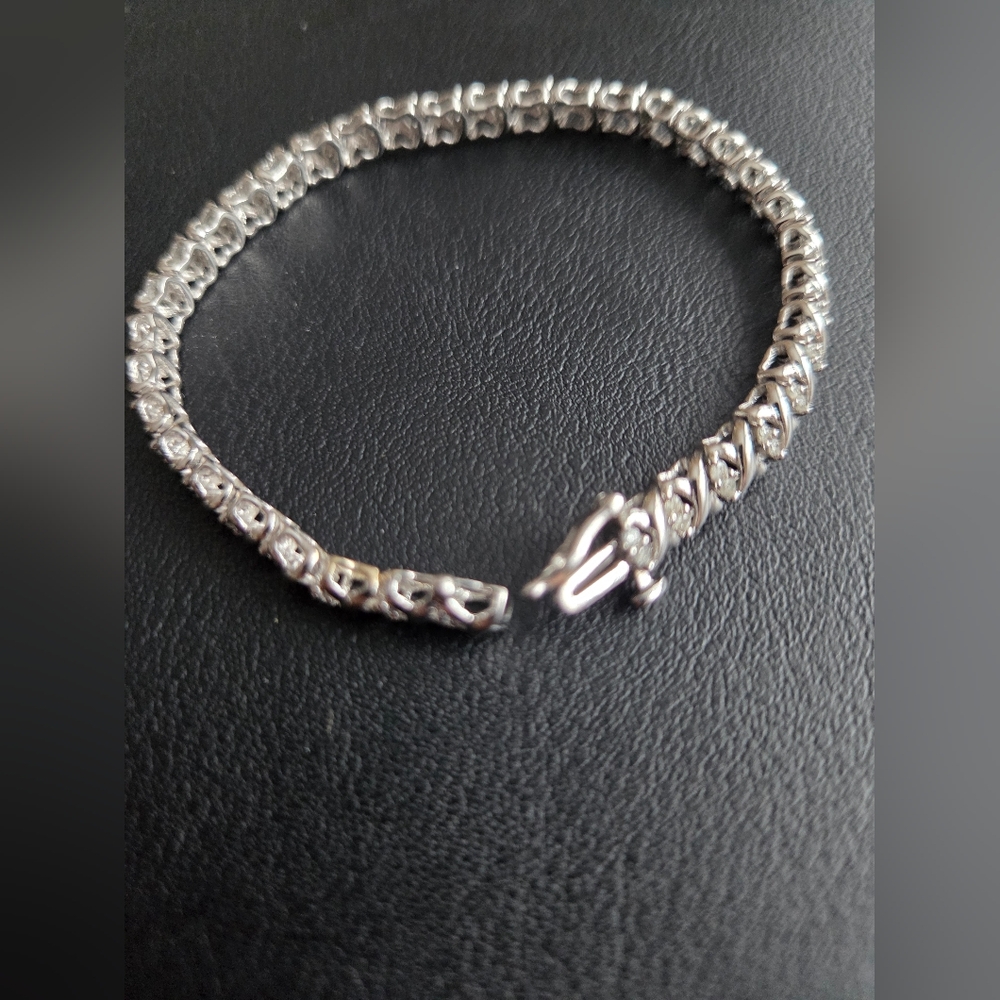NEW WOMENS 10 K WHITE GOLD WITH 1 CT GENUINE DIAMONDS 7 in LONG TENNIS BRACELET - Picture 2 of 5